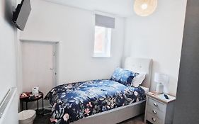Single Room In Modern House Near Nottingham